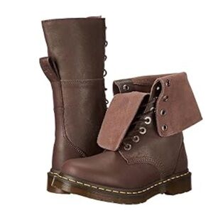 Beautiful Dr. Martens Hazil slouch boots in dark brown! Size 9 🤎